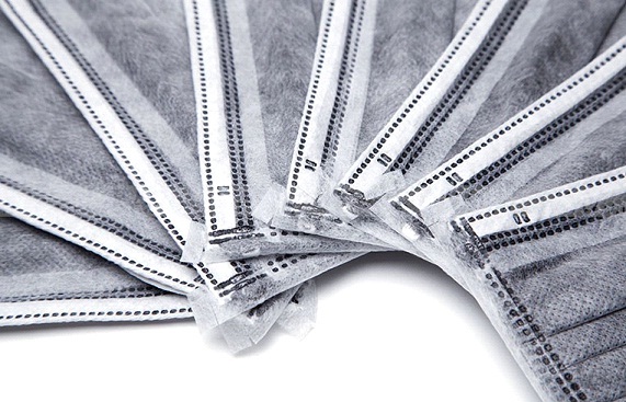 Ngày nay, sống trong điều kiện ô nhiễm môi trường ngày càng trầm trọng do các phương tiện giao thông, nhà máy, xí nghiệp thải các chất độc hại, khói bụi ra môi trường vô tội vạ, vấn đề sức khỏe hệ hô hấp của con người cần được lưu tâm bảo vệ hơn bao giờ hết. Để thực hiện sứ mạng bảo vệ sức khỏe con người trước các tác động xấu của môi trường, chúng tôi xin giới thiệu đến bạn sản phẩm khẩu trang than hoạt tính. Khẩu trang than hoạt tính bảo vệ sức khỏe con người Khẩu trang than hoạt tính là một loại khẩu trang y tế với cấu tạo gồm bộ phận lọc làm từ than hoạt tính ép trong vải. Lớp than hoạt tính này có tác dụng lọc đi các tạp chất và vi sinh vật gây hại cho con người. Do sự phát triển của công nghiệp mà môi trường của chúng ta cũng ngày càng kém trong lành với rất nhiều các chất độc hại lẫn trong không khí. Đây là một hệ quả khó tránh khỏi ở những nước đang phát triển như Việt Nam, bên cạnh những nổ lực của cộng đồng để làm sạch môi trường, mỗi người cũng nên có ý thức tự bảo vệ sức khỏe của bản thân và gia đình. Sử dụng khẩu trang than hoạt tính, bạn sẽ tránh được những mối đe dọa sau cho sức khỏe của mình: Khẩu trang than hoạt tính có tác dụng tránh nắng và khói bụi. Khi tham gia giao thông, chắc chắn ánh nắng mặt trời và khói bụi thật sự làm bạn e ngại, các nhân tố này ảnh hưởng xấu đến làn da và hệ hô hấp của bạn. Trong khi khẩu trang thường chỉ có tác dụng tránh nắng và các hạt bụi có kích thước lớn thì khẩu trang than hoạt tính có thể có tác dụng kép : vừa tránh nắng tốt, vừa có thể tránh bụi có kích thước khác nhau ( do bề mặt của khẩu trang có có lỗ nhỏ li ti nên bụi bẩn bị cản lại không thể tác động đến bạn ). Khẩu trang than hoạt tính có tác dụng tránh các chất độc hại. Than hoạt tính có khả năng lọc các chất như CO, NH3,…nên có thể bảo vệ tốt sức khỏe của người sử dụng. Đây là chức năng mà các loại khẩu trang thường không có. Nếu bạn phải tiếp xúc với môi trường có nhiều chất độc hại thì sử dụng khẩu trang than hoạt tính là rất cần thiết. Khẩu trang than hoạt tính giúp ngăn chặn sự tiếp xúc của vi sinh vật có hại. Các vi sinh vật có kích thước hiển vi mà mắt thường không nhìn thấy được có thể mang theo mầm bệnh gây hại cho con người. Sử dụng loại khẩu trang này khiến bạn có thể yên tâm do vi sinh vật gây ra các bệnh lây lan qua đường hô hấp không thể tiếp cận với bạn. Ngày nay, sống trong điều kiện ô nhiễm môi trường ngày càng trầm trọng do các phương tiện giao thông, nhà máy, xí nghiệp thải các chất độc hại, khói bụi ra môi trường vô tội vạ, vấn đề sức khỏe hệ hô hấp của con người cần được lưu tâm bảo vệ hơn bao giờ hết. Để thực hiện sứ mạng bảo vệ sức khỏe con người trước các tác động xấu của môi trường, chúng tôi xin giới thiệu đến bạn sản phẩm khẩu trang than hoạt tính. Khẩu trang than hoạt tính bảo vệ sức khỏe con người Khẩu trang than hoạt tính là một loại khẩu trang y tế với cấu tạo gồm bộ phận lọc làm từ than hoạt tính ép trong vải. Lớp than hoạt tính này có tác dụng lọc đi các tạp chất và vi sinh vật gây hại cho con người. Do sự phát triển của công nghiệp mà môi trường của chúng ta cũng ngày càng kém trong lành với rất nhiều các chất độc hại lẫn trong không khí. Đây là một hệ quả khó tránh khỏi ở những nước đang phát triển như Việt Nam, bên cạnh những nổ lực của cộng đồng để làm sạch môi trường, mỗi người cũng nên có ý thức tự bảo vệ sức khỏe của bản thân và gia đình. Sử dụng khẩu trang than hoạt tính, bạn sẽ tránh được những mối đe dọa sau cho sức khỏe của mình: Khẩu trang than hoạt tính có tác dụng tránh nắng và khói bụi. Khi tham gia giao thông, chắc chắn ánh nắng mặt trời và khói bụi thật sự làm bạn e ngại, các nhân tố này ảnh hưởng xấu đến làn da và hệ hô hấp của bạn. Trong khi khẩu trang thường chỉ có tác dụng tránh nắng và các hạt bụi có kích thước lớn thì khẩu trang than hoạt tính có thể có tác dụng kép : vừa tránh nắng tốt, vừa có thể tránh bụi có kích thước khác nhau ( do bề mặt của khẩu trang có có lỗ nhỏ li ti nên bụi bẩn bị cản lại không thể tác động đến bạn ). Khẩu trang than hoạt tính có tác dụng tránh các chất độc hại. Than hoạt tính có khả năng lọc các chất như CO, NH3,…nên có thể bảo vệ tốt sức khỏe của người sử dụng. Đây là chức năng mà các loại khẩu trang thường không có. Nếu bạn phải tiếp xúc với môi trường có nhiều chất độc hại thì sử dụng khẩu trang than hoạt tính là rất cần thiết. Khẩu trang than hoạt tính giúp ngăn chặn sự tiếp xúc của vi sinh vật có hại. Các vi sinh vật có kích thước hiển vi mà mắt thường không nhìn thấy được có thể mang theo mầm bệnh gây hại cho con người. Sử dụng loại khẩu trang này khiến bạn có thể yên tâm do vi sinh vật gây ra các bệnh lây lan qua đường hô hấp không thể tiếp cận với bạn.