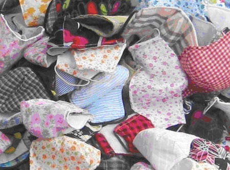 Khẩu trang vỉa hè có giá thành rẻ nên mọi người rất chuộng sử dụng Khẩu trang vỉa hè có giá thành rẻ nên mọi người rất chuộng sử dụng